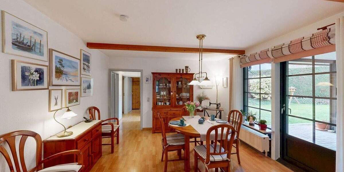 Essbereich mit Blick in den Garten